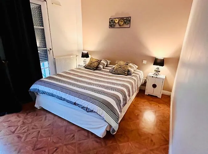 Stylish Unit In The Center Of Senlis